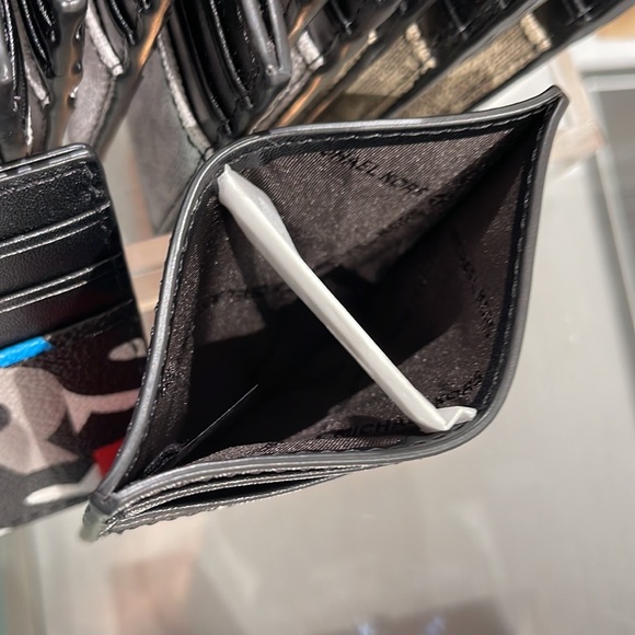 MICHAEL KORS MENS Cooper BLACK MLTI Graphic Logo Tall Card Case 
NWT
BLACK MULTI - Picture 9 of 16